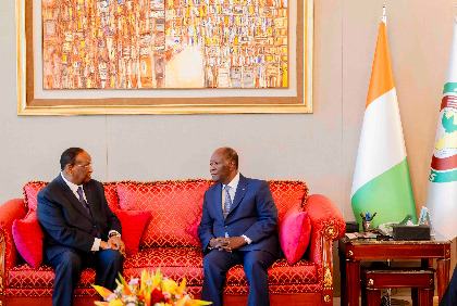 Le Président de la République, S.E.M. Alassane OUATTARA s’entretient avec M. Lassana KOUYATÉ, ancien Premier Ministre de Guinée, Négociateur en Chef CEDEAO / AES