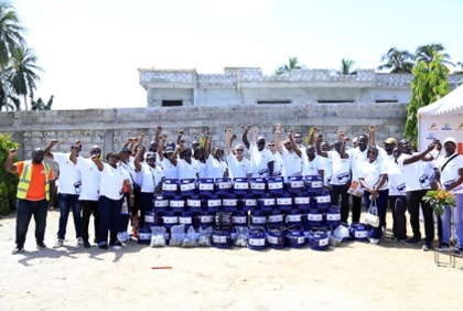 Cérémonie de lancement du projet « Clean Cooking » par Pétro Ivoire et Sigma avec la distribution de 2 000 bouteilles de gaz à l’Île Boulay 2