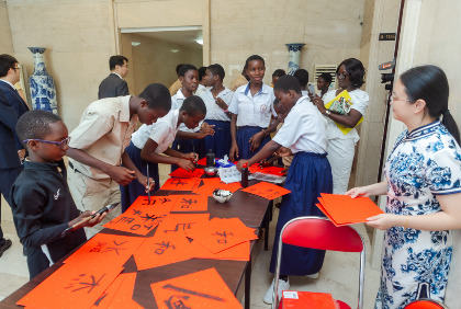 Côte d’Ivoire : immersion culturelle à l’ambassade de Chine, des élèves du Lycée municipal de Bonoua à la découverte de l’Empire du Milieu