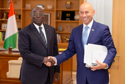 Diplomatie : Tiémoko Meyliet KONÉ échange avec le Secrétaire d'État Adjoint aux Affaires Africaines des États - Unis (USA)