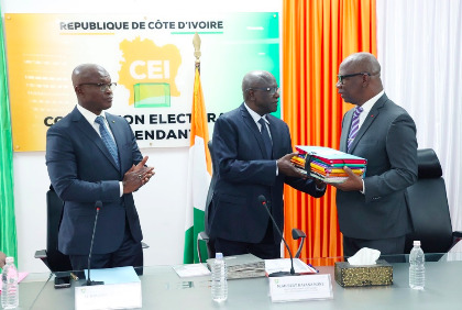 Commission Electorale Indépendante: passation de charges entre le secrétaire général sortant, Kouassi Guy Euloge, et le liquidateur Lassana Sylla