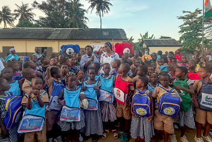 Social : L’ONG N’KLO BAKAN poursuit sa caravane de kits scolaires à Grand-Bassam et à Éboué