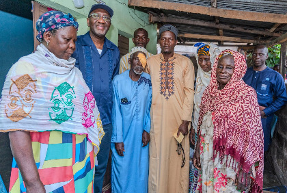 Yamoussoukro/Solidarité : le Ministre Souleymane Diarrassouba visite plusieurs familles vulnérables et des espaces d’échanges