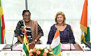Les Premières Dames, Dominique Ouattara et Lordina Dramani Mahama signent une déclaration conjointe d`engagement en matière de lutte contre la Traite Transfrontalière