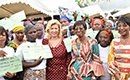 Autonomisation des femmes: la Première Dame a procédé à la remise de dons et de chèques du FAFCI aux femmes du District d`Abidjan