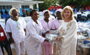 La Première Dame Dominique Ouattara équipe le centre urbain de santé portant  son nom et fait des dons aux femmes