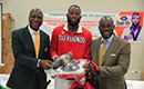 Sport/Taekwondo: le champion olympique Cissé Cheick Sallah fait don d`équipements sportifs à la Fédération