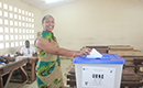 Législatives 2016 : la candidate de la liste Ensemble pour Cocody Yasmina Ouégnin vote au Lycée Classique d`Abidjan