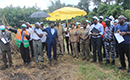 Des bailleurs de fonds visitent le site d`un projet de barrage à Singrobo-Ahoutay (Taabo)