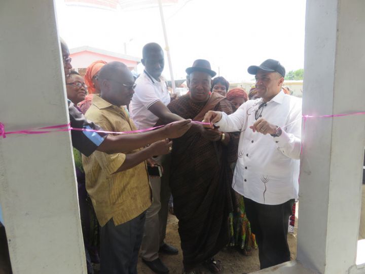 Lakota: le maire Samy Merhy offre deux préaux aux commerçantes du grand carrefour