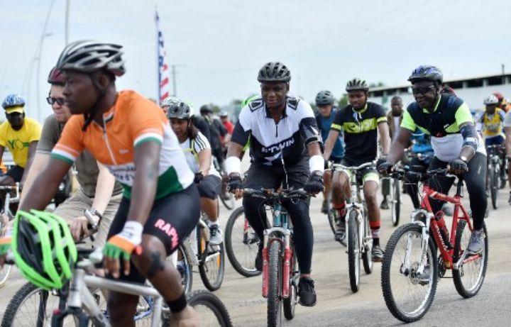 Cote d`Ivoire: hommage à vélo aux victimes de l`attentat Grand-Bassam en 2016