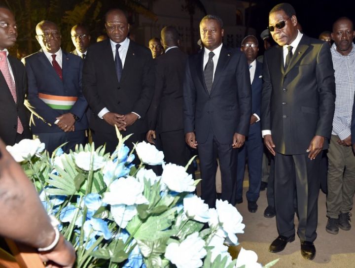 Grand-Bassam: dépôt de gerbe de fleurs à la plage par Boni Yayi et Faure Gnassingbé