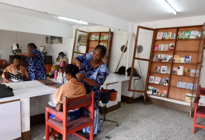 En Côte d’Ivoire, des salons littéraires dans les salons de coiffure