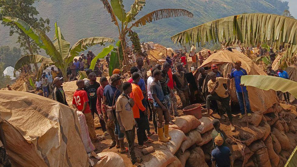 RD Congo: Des secouristes creusent à mains nues pour sauver des mineurs piégés dans une mine à Lomera
