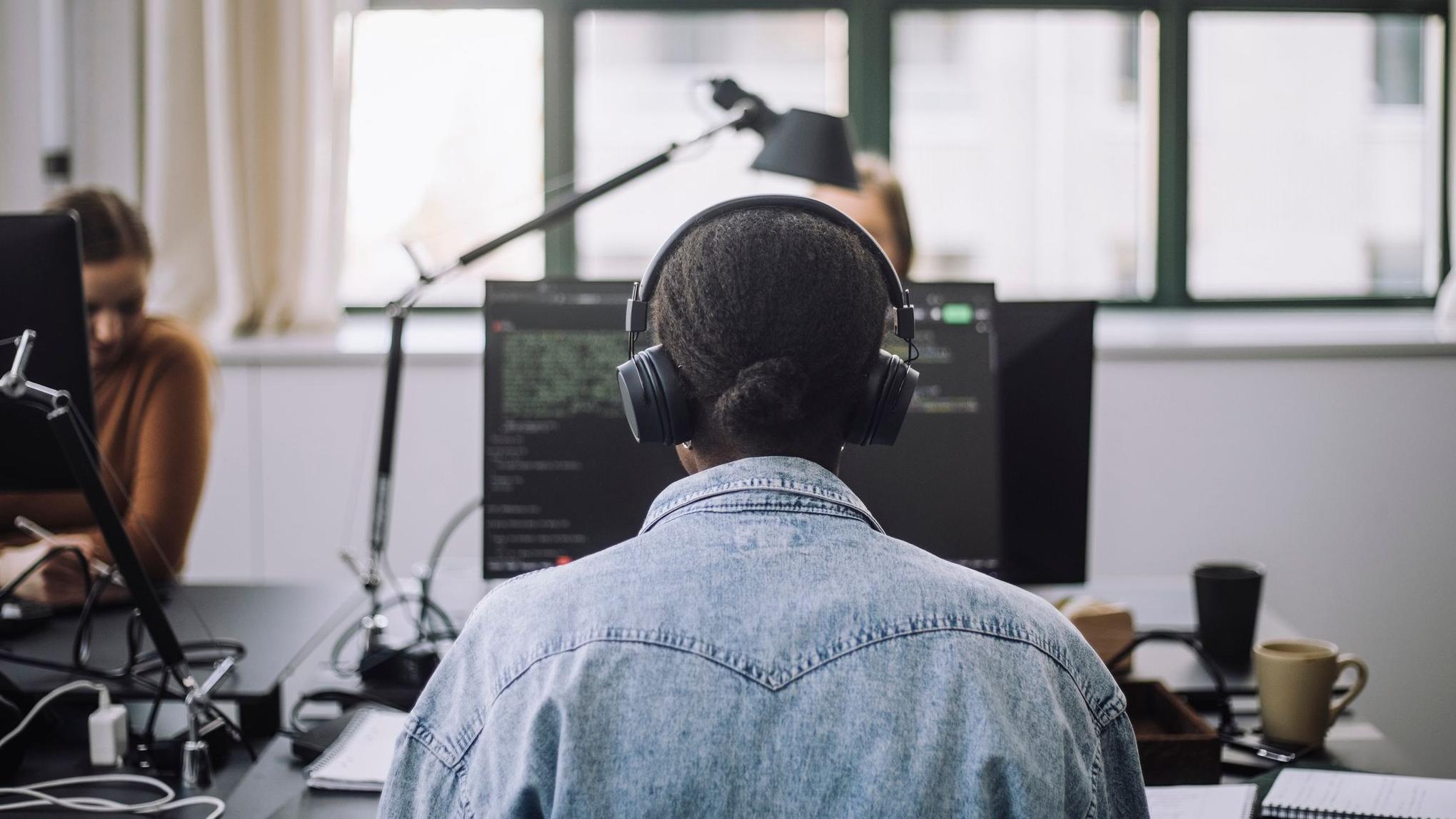 La pression exercée sur les femmes pour qu'elles soient sympathiques les freine-t-elle sur le lieu de travail ?