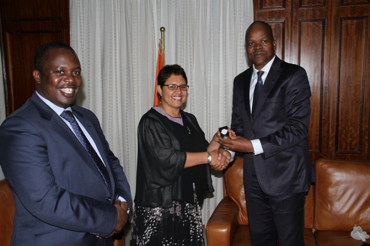 Le Ministre Alain Lobognon reçoit le Mérite International de la Jeunesse conduite par Mme Saldanha Stainbank , Directrice exécutive