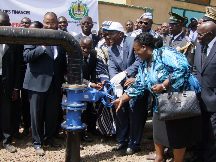 Daniel Kablan Duncan à l’inauguration du système d’adduction en eau de Man :  « aucune région ne sera laissée au bord du chemin du développement »
