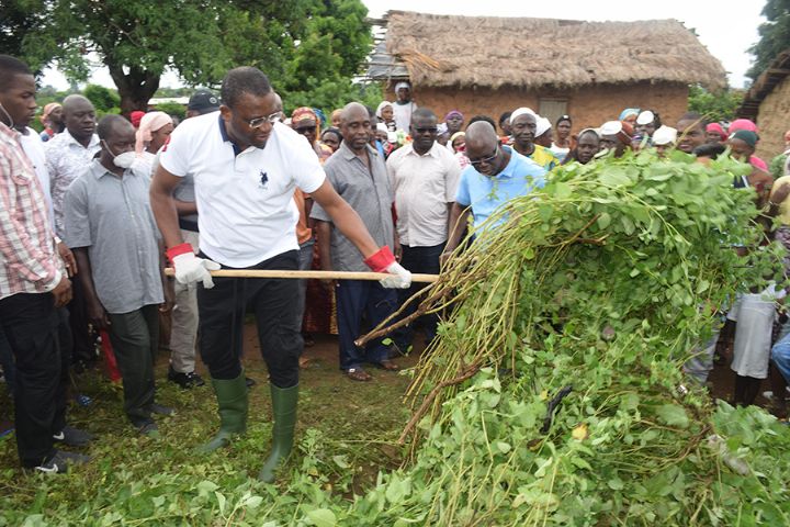 Journée de salubrité au quartier Konanmoukro de Béoumi : le ministre Sidi Tiémoko Touré