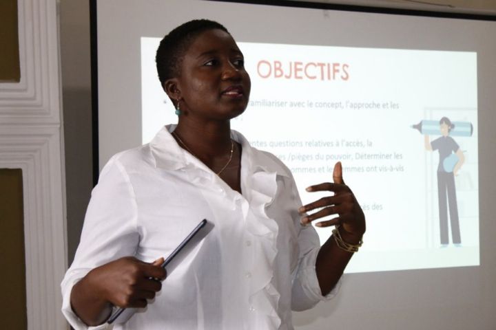 𝐅𝐨𝐫𝐦𝐚𝐭𝐢𝐨𝐧 𝐩𝐨𝐥𝐢𝐭𝐢𝐪𝐮𝐞 𝐝𝐞𝐬 𝐣𝐞𝐮𝐧𝐞𝐬 𝐟𝐞𝐦𝐦𝐞𝐬 : Magnatié de Sérifou partage son expérience avec 25 jeunes filles