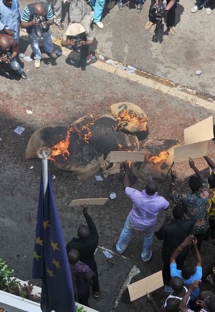 Des producteurs de cacao manifestent devant la délégation de l`UE à Abidjan