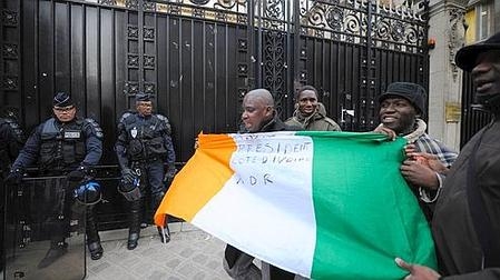 Côte d`Ivoire: plusieurs milliers de partisans d`Alassane Ouattara au Trocadéro à Paris