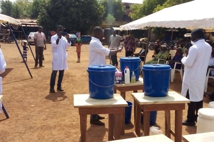 COVID-19 : Les populations de Tengrela apprennent les techniques de lavage des mains
