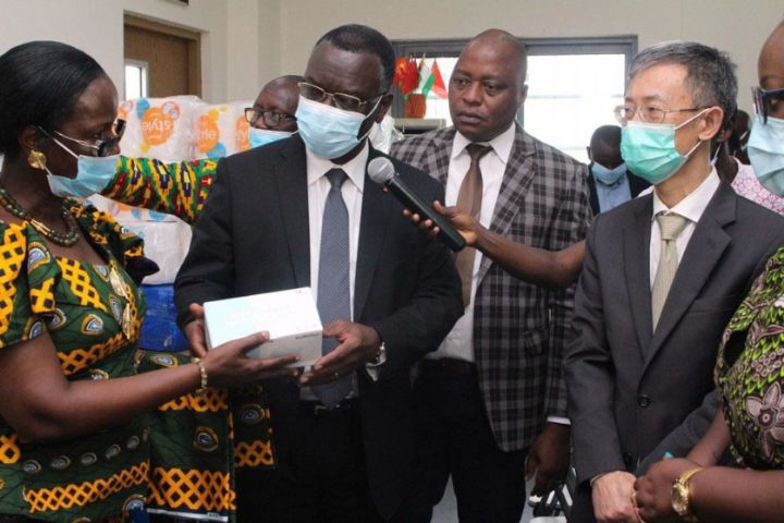 Covid-19: la Chine offre des kits sanitaires et d’hygiènes au lycée moderne Alassane Ouattara d’Anyama
