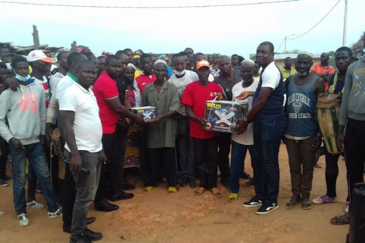 Un cadre fait plusieurs dons aux populations de Booko dans le Bafing