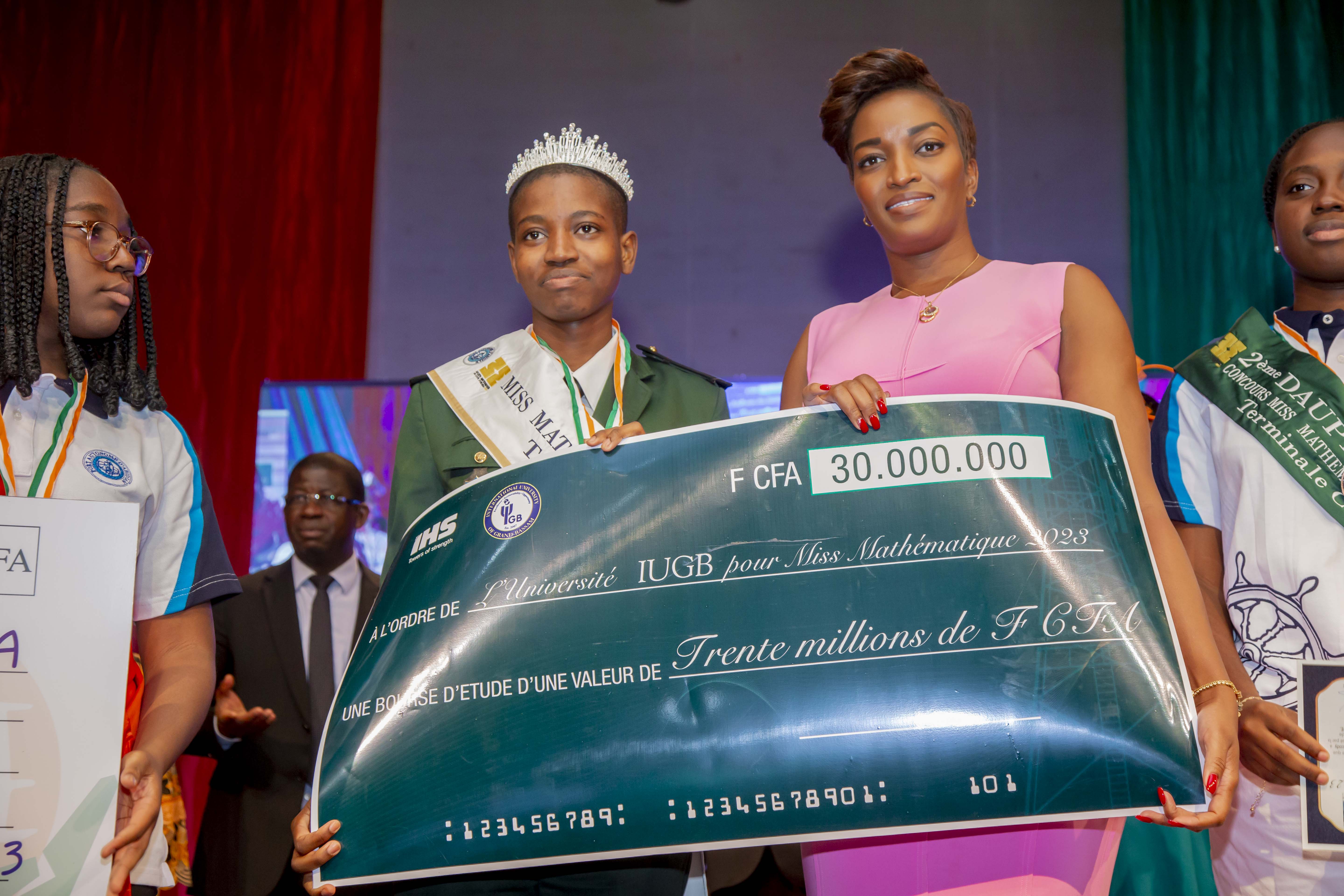 Côte d’Ivoire : Fatim Cissé, Directrice générale de IHS Towers Côte d’Ivoire, remet une bourse d’étude de 30 millions de FCFA à Miss Mathématiques