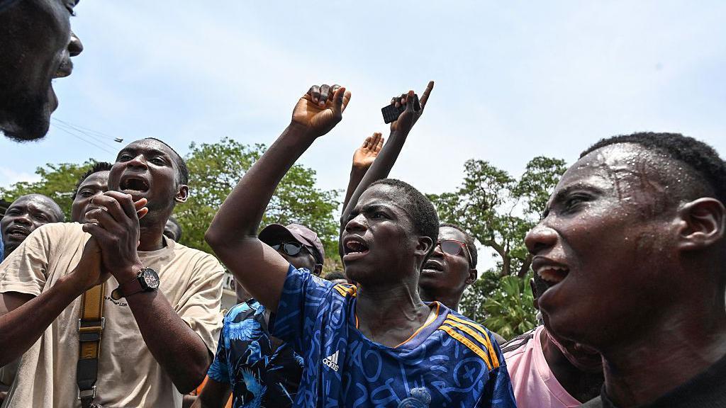 Pourquoi des influenceurs ont-ils diffusé des fausses informations sur un coup d'État en Côte d'Ivoire ?
