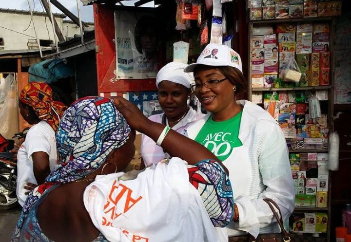 Aminata Ndiaye galvanise les commerçantes des marchés de Treichville pour la victoire d’ADO au premier tour.