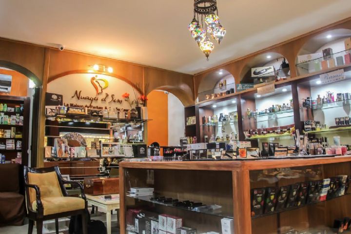 Spécialisée dans la parfumerie rare et senteurs, Nuages d’Sens octroie une remise de 10% avec la carte Abidjan.net