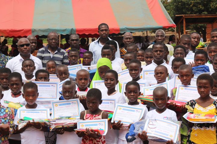 Manifestations socio-culturelles à Agnibélékro: l’ONG AMIA OPEN HEART récompense 60 élèves