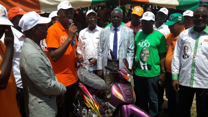 Sidi Touré offre des équipements à la direction départementale RHDP de Béoumi