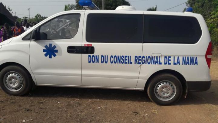 Le Conseil Régional de la Nawa offre une ambulance à OUPOYO