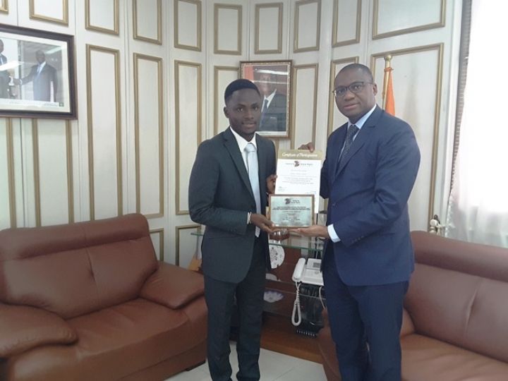 Promotion de la Jeunesse: Harouna Sawadogo présente son prix de meilleur Plaideur francophone au ministre Sidi Touré
