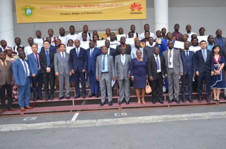 TIC: Le ministre Claude Isaac Dé félicite dix jeunes ivoiriens, après un stage de formation en Chine