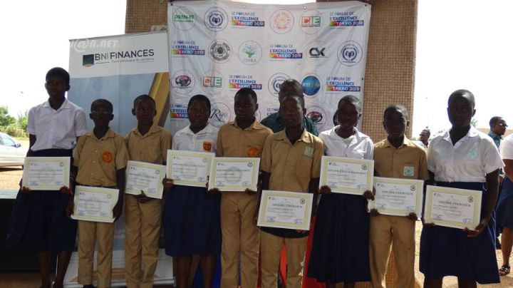 Forum de l’excellence « Yakro 2019 » : les anciens du lycée mixte de Yamoussoukro célèbrent leurs cadets et leurs enseignants