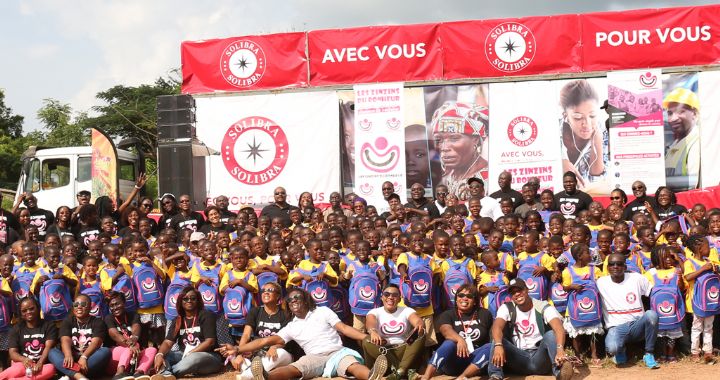 Les Zinzins du bonheur et SOLIBRA offrent des kits scolaires et réhabilitent les points d’eau à Attiégouakro.