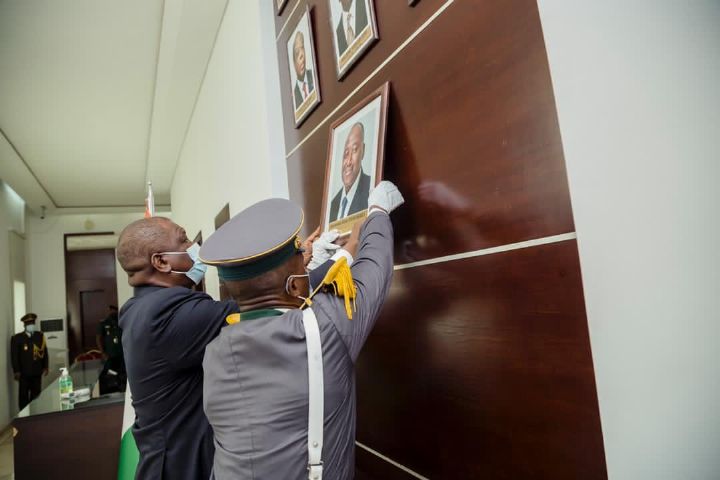 Hommage : la photo de feu le Premier Ministre Amadou Gon Coulibaly posée dans la galerie de la Primature