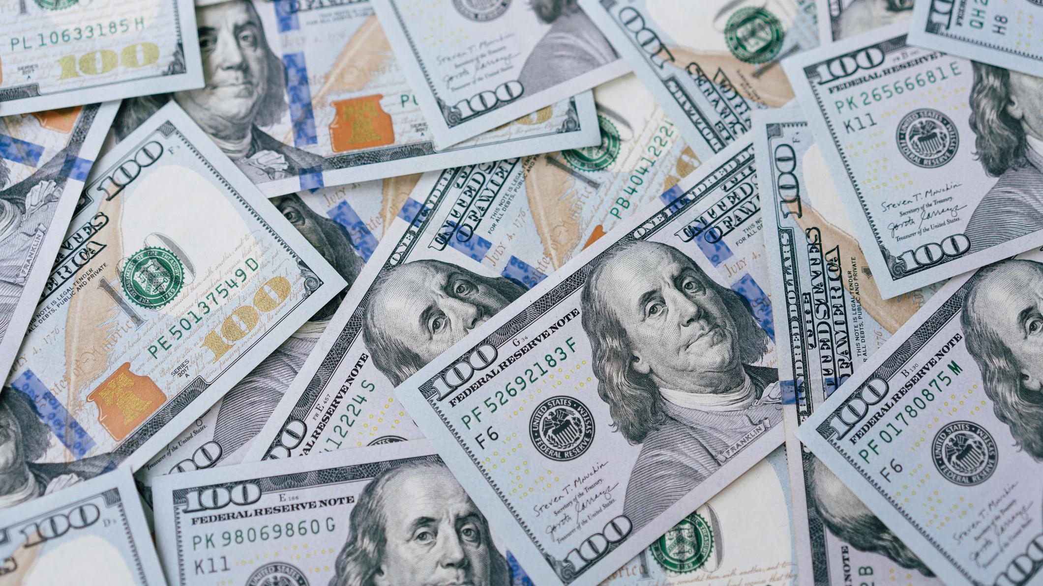 La fin du dollar ? Pourquoi cette monnaie perd-elle de son importance dans le monde — et c'est peut-être ce que souhaite Trump