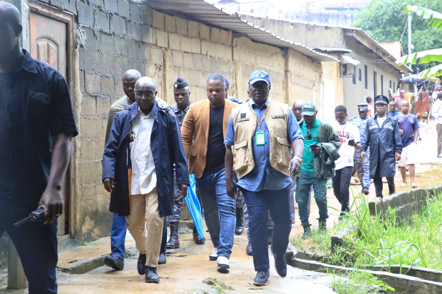 5 morts dans un glissement de terrain à Yopougon : Le ministre Bouaké Fofana apporte la compassion de l'État aux parents des victimes