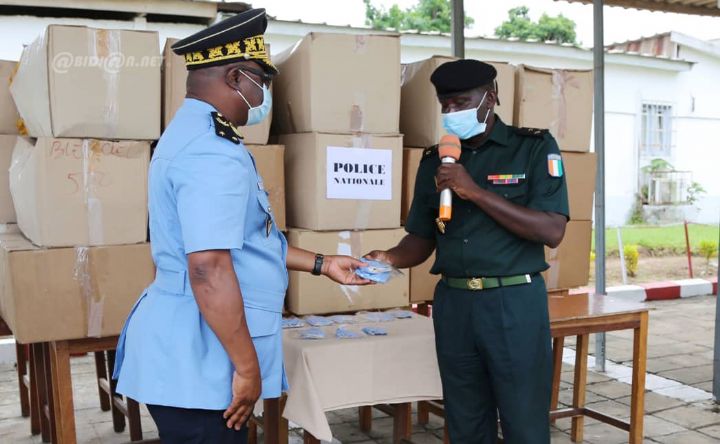 Lutte contre la covid-19: La Gendarmerie et la Police Nationale reçoivent un équipement de plus de 40.000 masques de protection