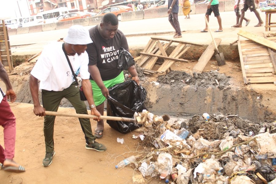 59e édition de l’opération Grand ménage : riverains, commerçants et L’ONG LARNP font un grand nettoyage au quartier Siporex à Yopougon