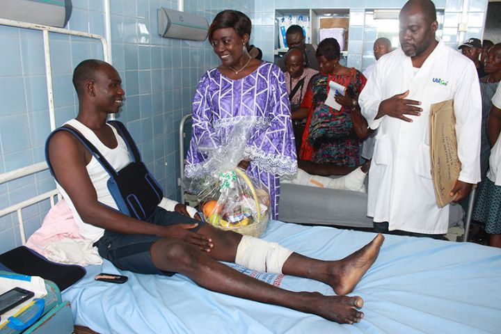 Six victimes de guerre internées au CHU de Cocody reçoivent le soutien du gouvernement