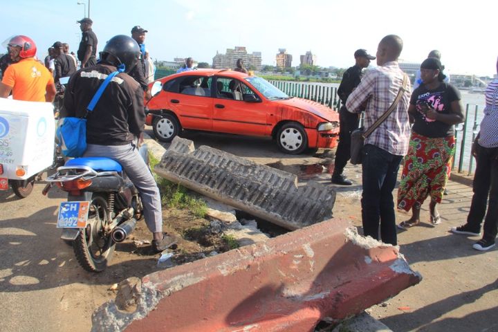 Un taxi fait un tonneau sur le pont De Gaulle d’Abidjan et échappe à une chute dans la lagune