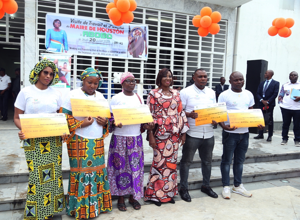 600 acteurs du secteur informel d'Abobo bénéficiaires de chèques d'une valeur de 150 millions FCFA