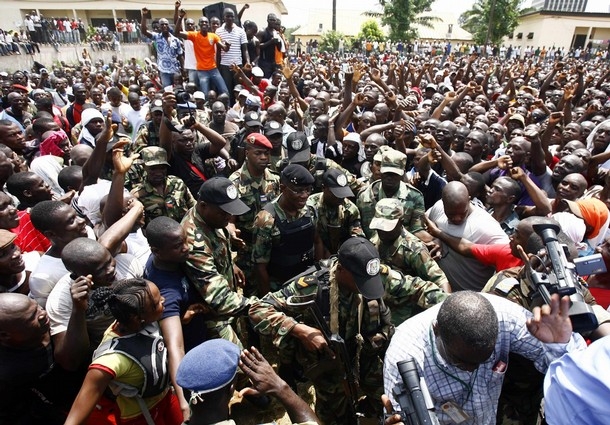Le peuple ivoirien a répondu hier, par milliers, à l’appel de Blé Goudé pour se faire enrôler dans l’armée à l’état-major