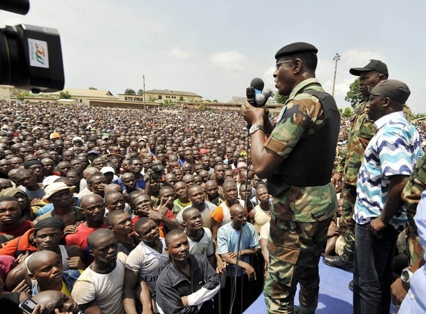 Des milliers de jeunes prennent d`assaut l`Etat-major - Les recommandations du Gal  Philippe Mangou