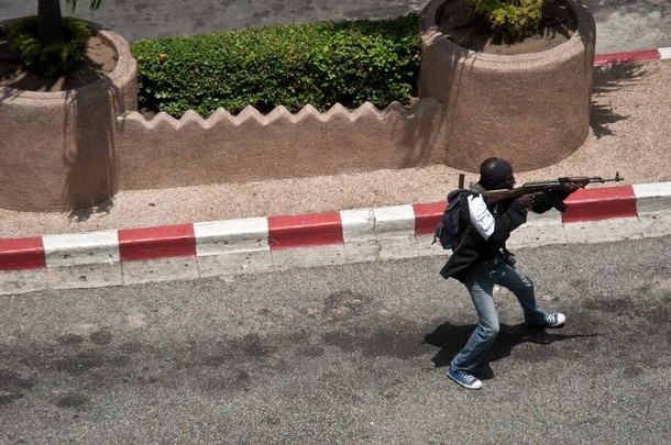 Côte-d`Ivoire: les combats se poursuivent autour de la résidence de Gbagbo, introuvable